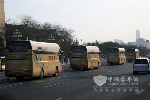 形勢在長安街的金旅客車國賓車隊
