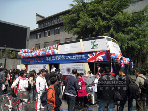安凱英國世博大巴在重慶巡游