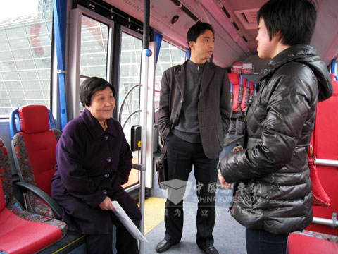 安徽省新能源協會的名譽會長宋明女士體驗安凱新能源客車