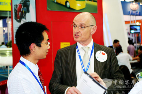 2010上海客車展,世界客車聯盟主席Mark先生到訪東風旅行車公司展臺