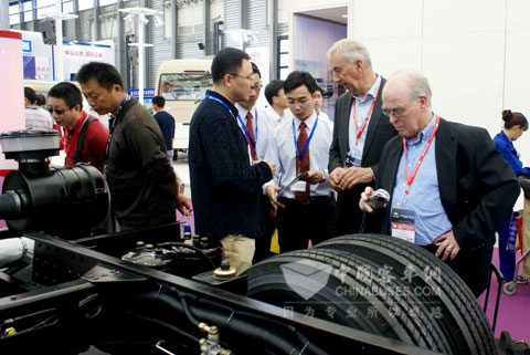 2010上??蛙囌箹|風旅行車公司展臺前人頭攢動