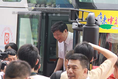 廣州市副市長(zhǎng)親歷交車儀式現(xiàn)場(chǎng)并登車體驗(yàn)