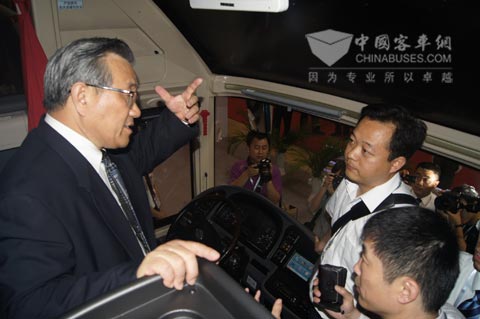 李盛霖部長在海格客車上仔細了解智慧客車相關(guān)性能