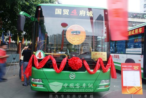 整裝待發的廈門金旅混合動力公交車