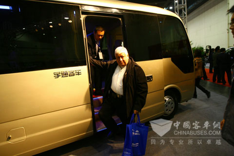 外國客人對ZK6708也產(chǎn)生了濃厚的興趣