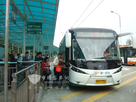 107路站點陸續上宇通無軌電車的乘客