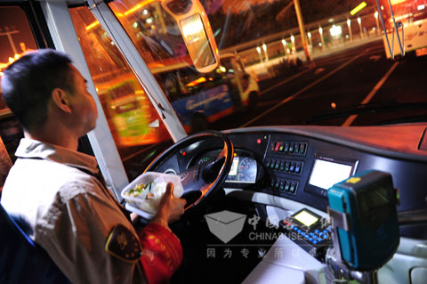 為亞運服務(wù)，為市民服務(wù)，司機師傅匆忙地在 車上吃一口飯