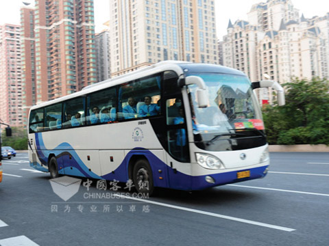 載滿各國(guó)裁判員的宇通客車正駛向開幕式現(xiàn)場(chǎng)