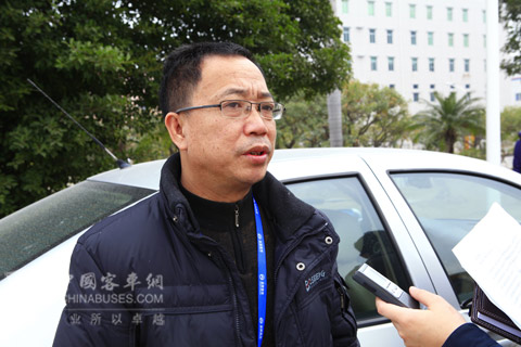 郴州市公共汽車公司設備科經理鄺光輝接受記者采訪