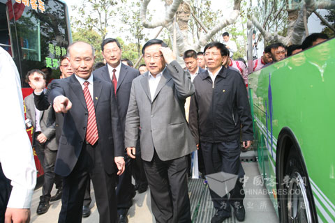 萬(wàn)鋼部長(zhǎng)來(lái)皖視察安凱純電動(dòng)公交車(chē)