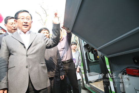 萬(wàn)鋼部長(zhǎng)認(rèn)真詢(xún)問(wèn)安凱純電動(dòng)公交車(chē)運(yùn)營(yíng)情況
