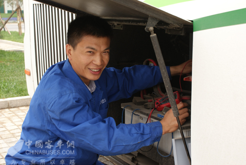 西安世園領隊李冠山進行例行檢修