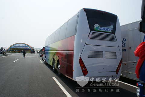威武的中通領(lǐng)航系列豪華旅游客車