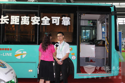 五洲龍市場(chǎng)部肖部長(zhǎng)接受央視環(huán)保頻道記者采訪