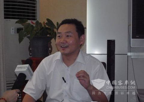 安凱客車副總經(jīng)理汪先鋒接受記者采訪
