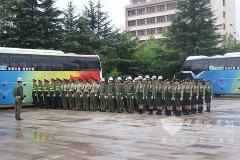 與會領導乘車參觀文登市交通運輸局