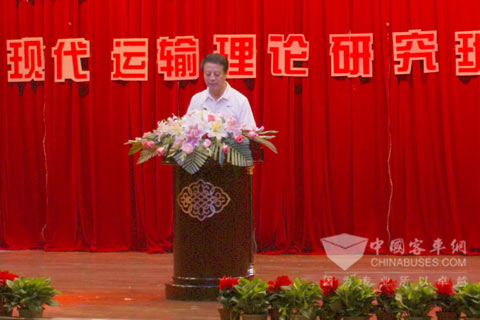 中通客車總經理孫慶民在答謝晚會上致詞