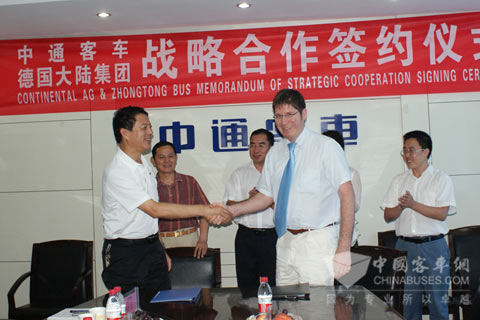 協議簽訂后雙方負責人預祝合作成功