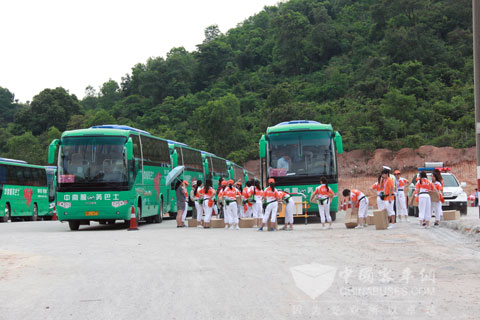 服務(wù)大運(yùn)會(huì)義工的海格車隊(duì)