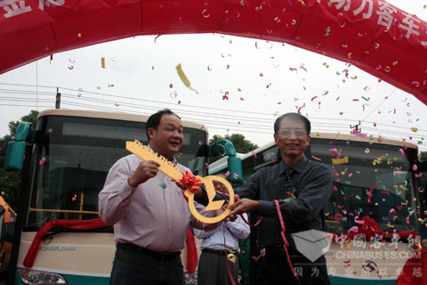 大金龍國內(nèi)銷售公司總經(jīng)理張其建(右)向余杭公交公司副總經(jīng)理陳連忠(左)交接金鑰匙
