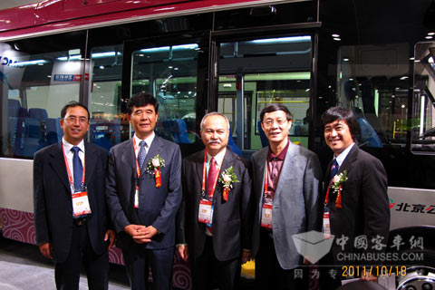 大金龍常務副總經理陳志強(右二)與ANGVA執行董事Lee Giok Seng先生(中)，ANGVA 2011組委會主席趙航(左二)在現場合影