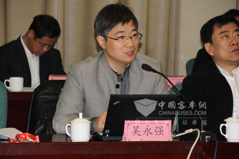 客車網(wǎng)總編輯吳永強(qiáng)主持第六屆影響中國客車業(yè)座談會