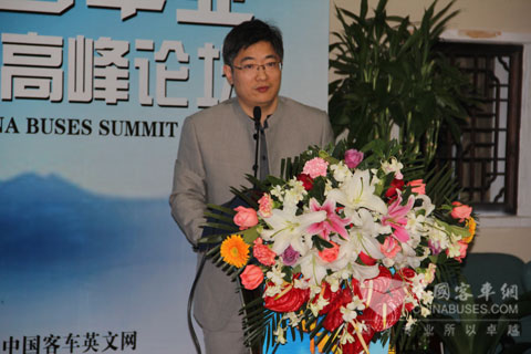 客車網總編輯吳總強主持第六屆影響中國客車業高峰論壇
