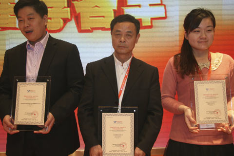 江蘇常隆客車有限公司市場部部長文虎（中）上臺(tái)領(lǐng)獎(jiǎng)
