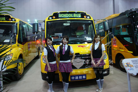 裝配校車專用空調(diào)的中通客車