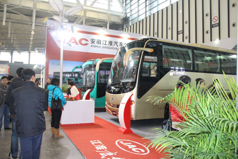 領(lǐng)導(dǎo)到安凱展臺前參觀