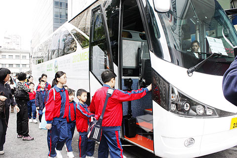 當(dāng)?shù)貙W(xué)生們準(zhǔn)備上車體驗(yàn)純電動(dòng)車的魅力