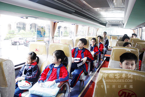 首次感受環(huán)保純電動(dòng)車魅力的澳門中小學(xué)生們