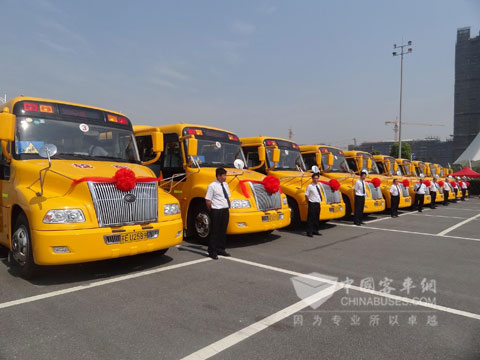現(xiàn)場(chǎng)啟用的宇通大鼻子專用校車