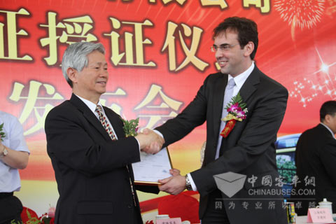 德國萊茵公司萊茵中國車輛部門總監 Oliver Rothert先生向常隆客車頒發WVTA證書