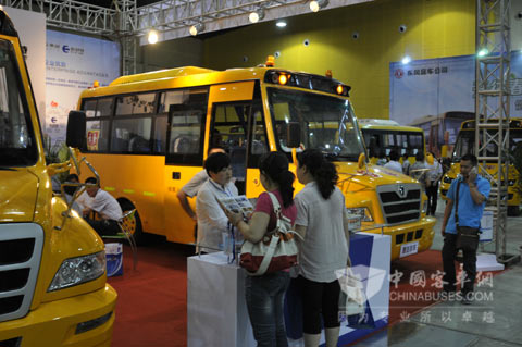 陜汽歐舒特現(xiàn)身校車展 安全校車顯關愛