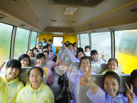 中小學生與金旅校車親密接觸