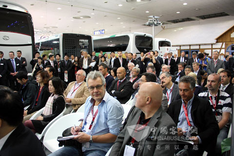 2012年9月，大金龍第三次亮相德國IAA車展，受到眾多客戶和媒體關注_副本