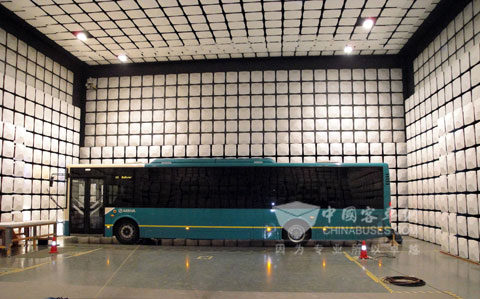 大金龍積極針對歐洲客戶需求開發產品，圖為XMQ6127J車型進行歐盟整車型式認證