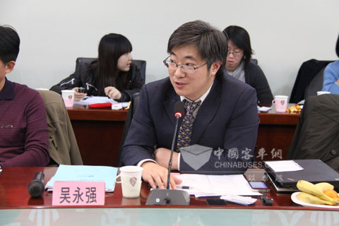 客車網總編輯吳永強在主持論壇