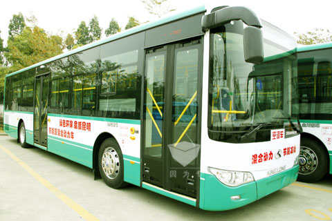 大金龍混合動(dòng)力公交車(chē)助力"綠色環(huán)保，品質(zhì)昆明"