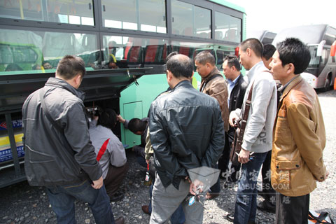 貴州黔順的駕駛員在認真聽取海格LNG客車實車介紹