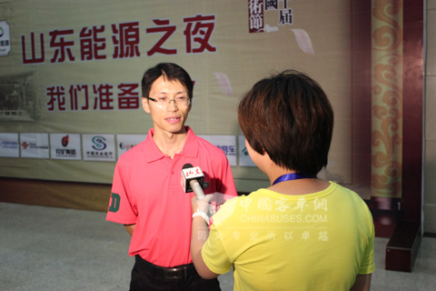 中通客車品牌文化部長(zhǎng)李篤生接受山東電視臺(tái)采訪