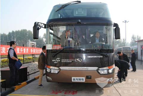 大賽指定用車大金龍XMQ6129Y5吸引了裁判和選手的關(guān)注