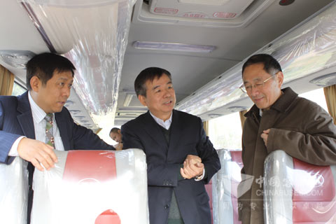 與會(huì)嘉賓參觀安凱客車