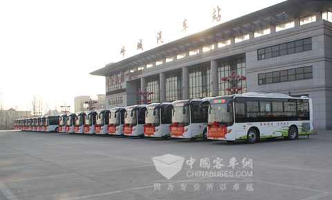 20臺(tái)中通天然氣客車(chē)整齊有序等待檢閱