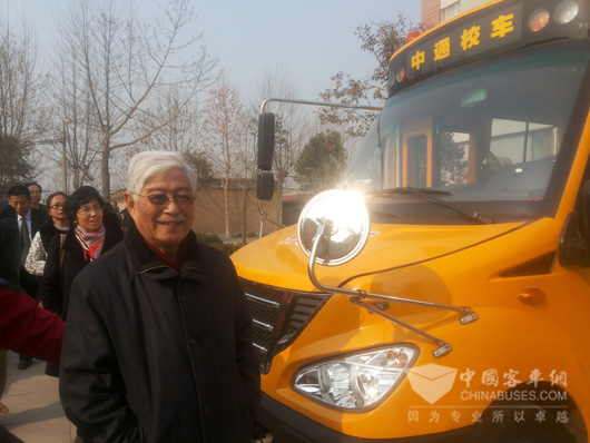 中國教育學會名譽會長顧明遠與中通車留影