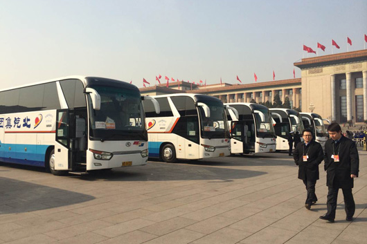 龍威車擔(dān)負(fù)會議期間各地參會代表及兩會媒體記者的通勤任務(wù)