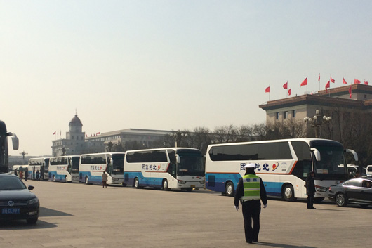 龍威車擔(dān)負(fù)會議期間各地參會代表及兩會媒體記者的通勤任務(wù)