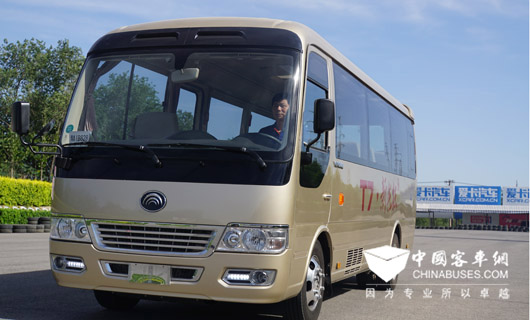 1、宇通T7車身圓潤飽滿，彰顯優雅穩重。