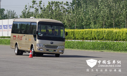 3、宇通T7優越的防側滑技術讓乘客在復雜彎道和崎嶇路面也能體悅完美舒適感